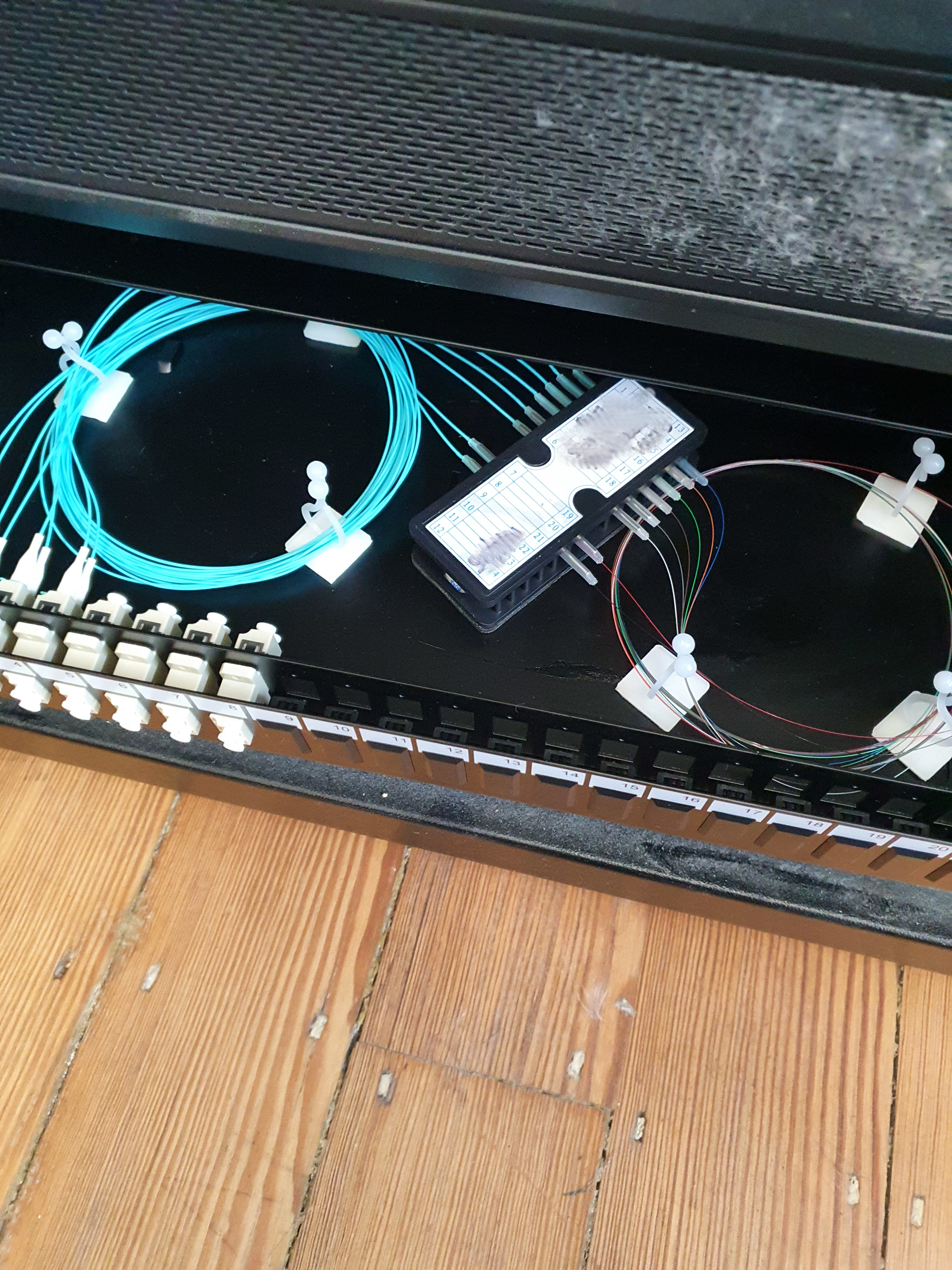 Fibre splice tray with OM4 fibres