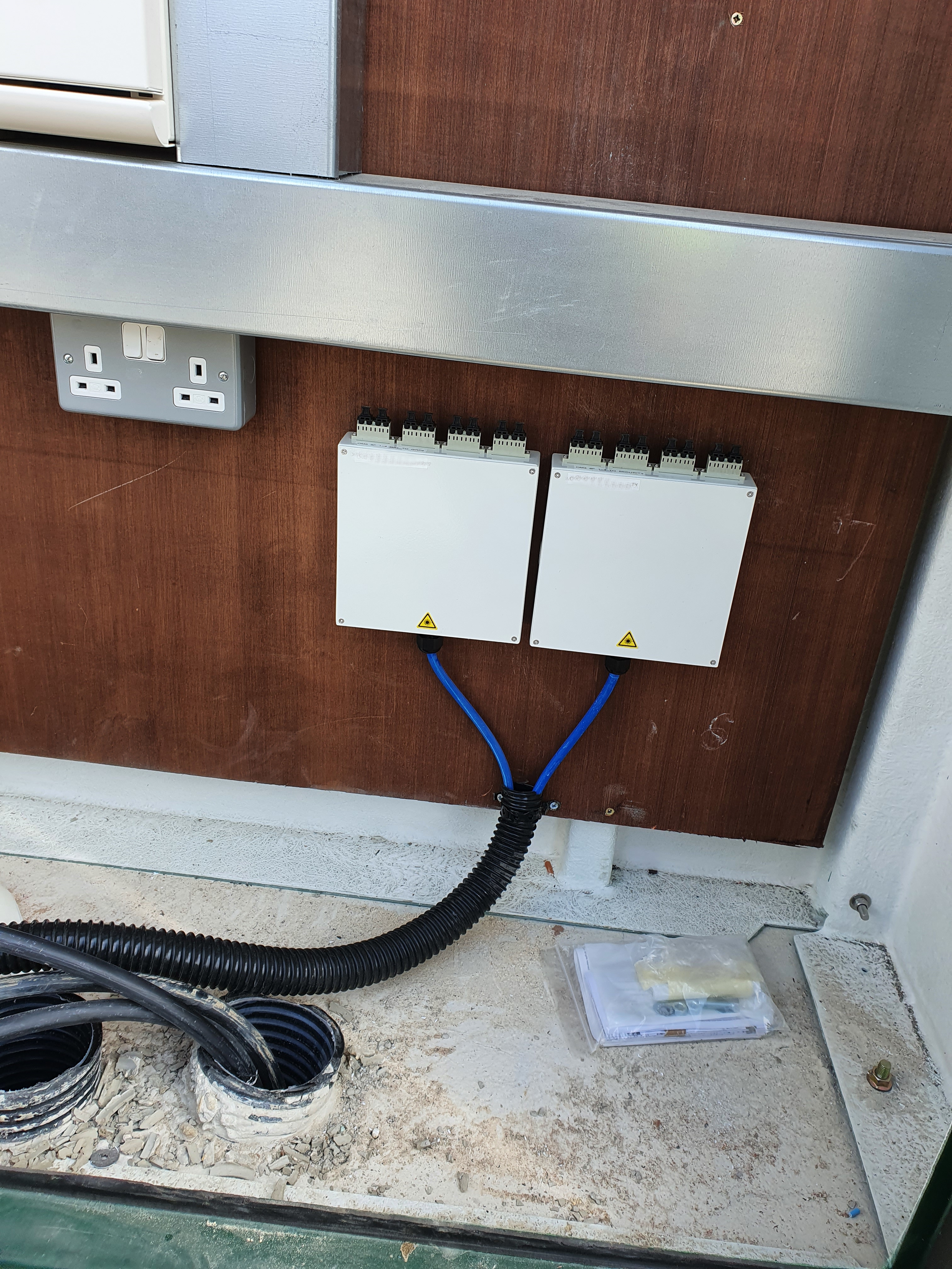 Fibre breakout boxes